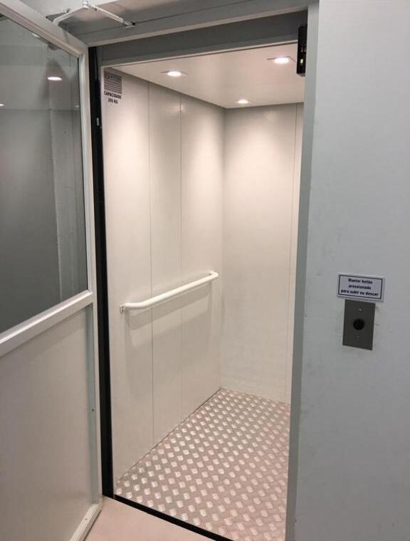 Interior de cabine de elevador com piso antiderrapante