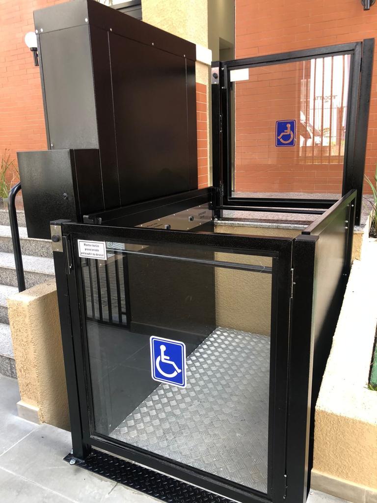 Plataforma vertical acessível com sinalização para cadeirantes